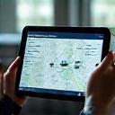 Fahrzeug-Tracking Dashboard auf Tablet und Smartphone